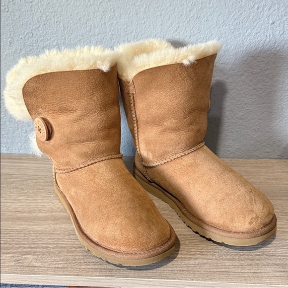 UGG BAILEY BUTTON BOOTS FOR WOMEN’S TANG COLOR - Picture 1 of 9